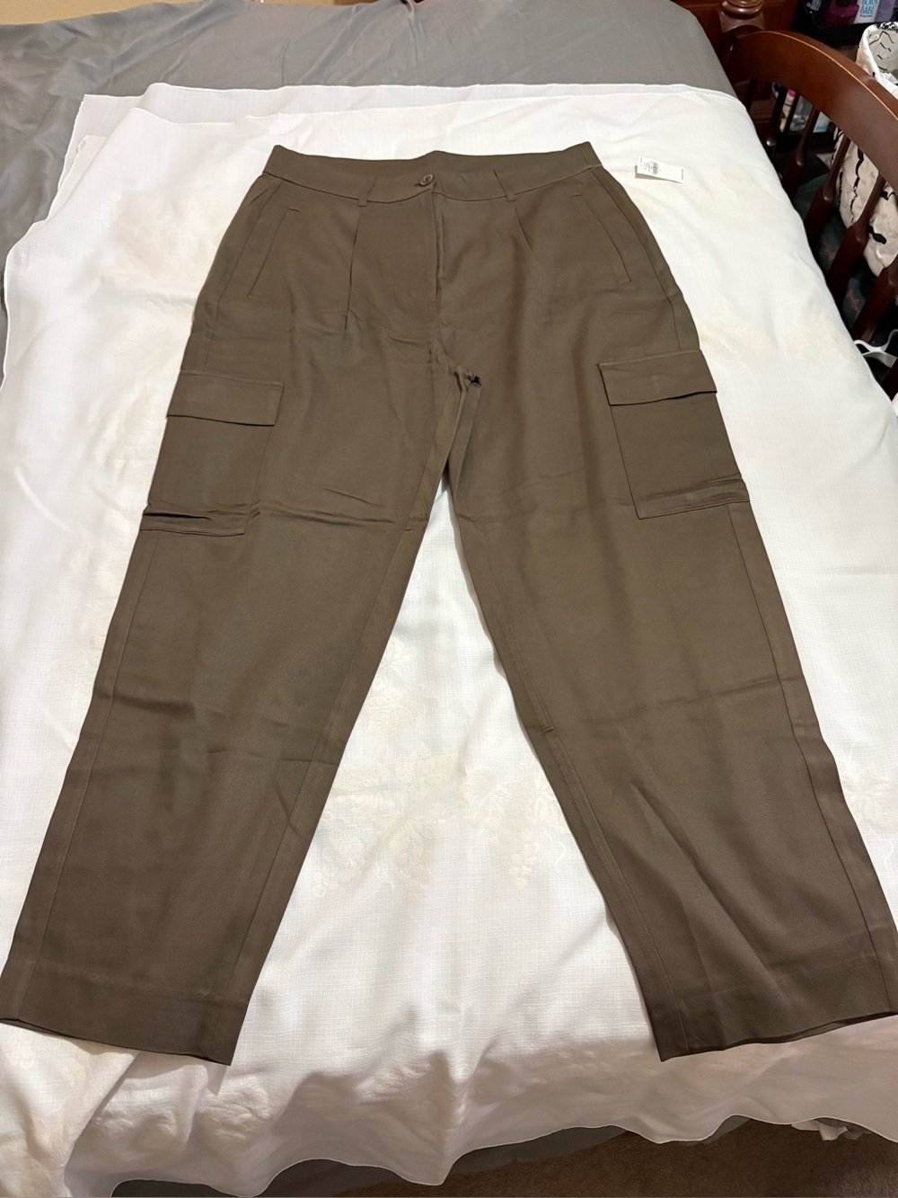 Old Navy Wide-Leg Cargo Pants in Olive Brown